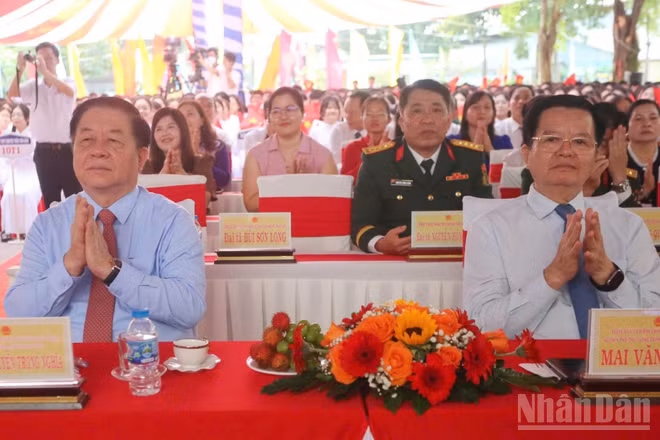 Đại tướng Nguyễn Trọng Nghĩa, Ủy viên Bộ Chính trị, Bí thư Trung ương Đảng, Chủ nhiệm Tổng cục Chính trị Quân đội và nguyên Phó Thủ tướng Mai Văn Chính dự lễ tại Trường trung học phổ thông chuyên Trần Văn Giàu.