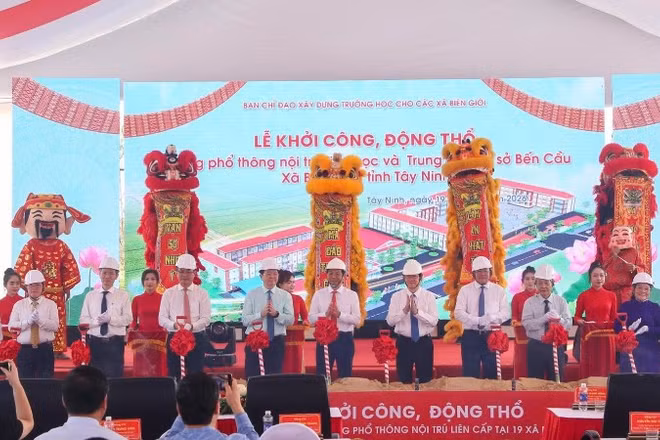 Lãnh đạo, nguyên lãnh đạo Trung ương và tỉnh Tây Ninh động thổ xây dựng Trường phổ thông nội trú tiểu học và trung học cơ sở Bến Cầu tại xã Bến Cầu.