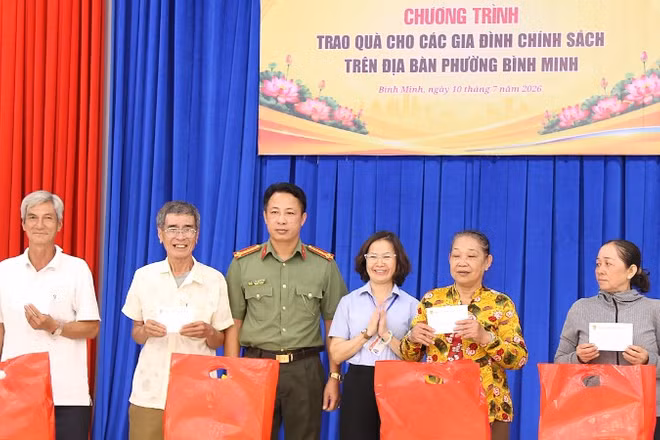 Thượng tá Huỳnh Thanh Hậu cùng lãnh đạo phường Bình Minh trao tặng những phần quà ý nghĩa đến các gia đình chính sách.