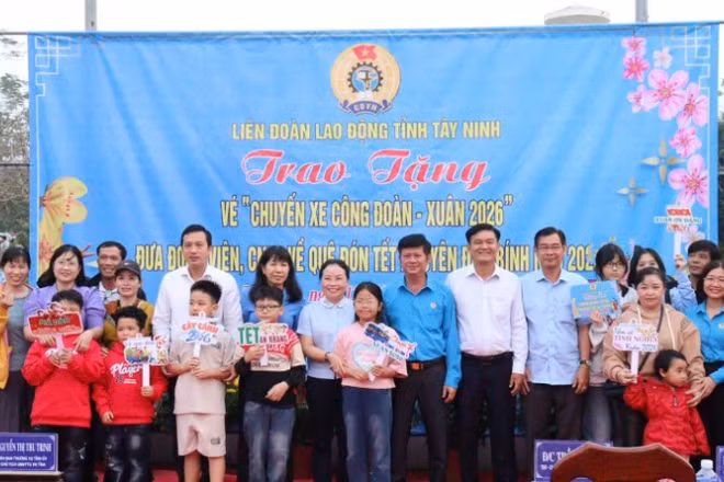 Lãnh đạo Mặt trận Tổ quốc Việt Nam và Liên đoàn Lao động tỉnh Tây Ninh trao vé xe nghĩa tình cho công nhân cùng người thân có mặt từ sớm, mang theo hành lý và niềm vui rạng rỡ trước giờ lên xe