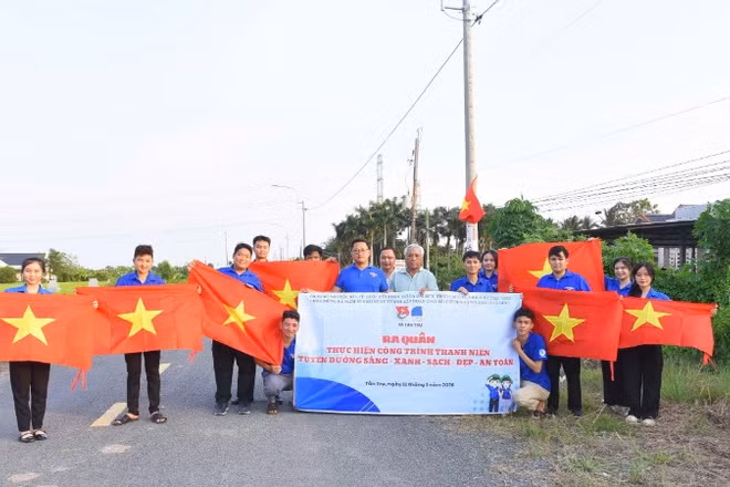 Thanh niên xã Tân Trụ thực hiện công trình sáng-xanh-sạch-đẹp-an toàn.