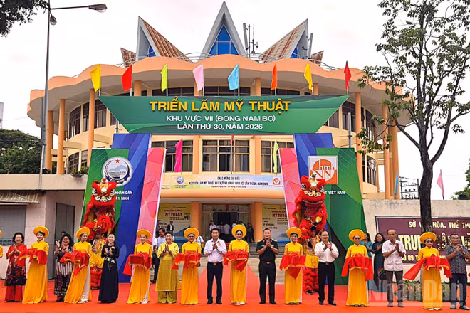 Lãnh đạo tỉnh Tây Ninh và Hội Mỹ thuật Việt Nam cắt băng khai mạc Triển lãm Mỹ thuật khu vực VII (Đông Nam Bộ) lần thứ 30 năm 2026. (Ảnh: THANH PHONG)
