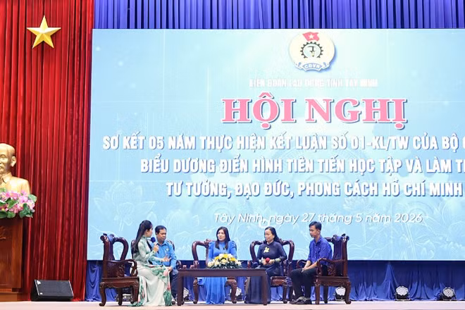 Các cá nhân có thành tích xuất sắc trong học tập và làm theo tư tưởng, đạo đức, phong cách Hồ Chí Minh giai đoạn 2021-2025 giao lưu tại hội nghị.