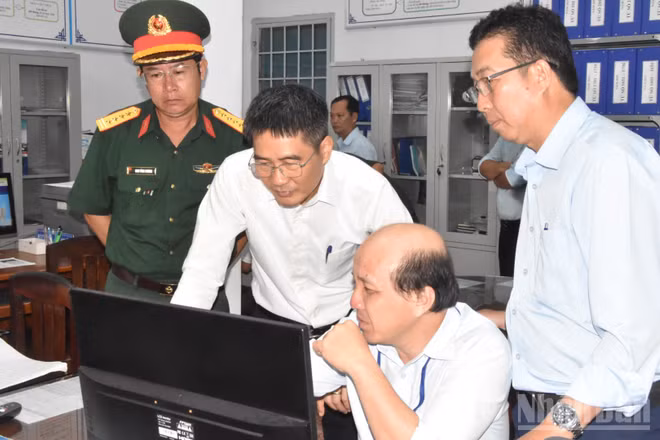 Đoàn công tác kiểm tra cơ sở dữ liệu tàu cá tại Cảng cá Mỹ Tho, tỉnh Đồng Tháp. (Ảnh: NGUYỄN SỰ)