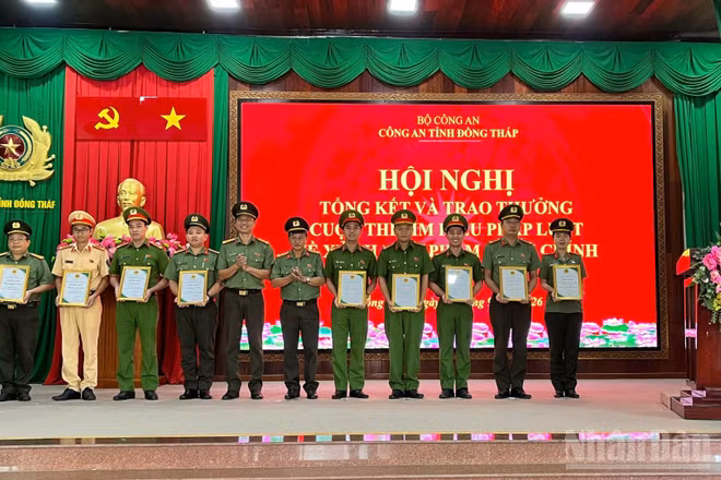 Các cán bộ, chiến sĩ Công an tỉnh Đồng Tháp xuất sắc của cuộc thi (ảnh: Đinh Nhân).