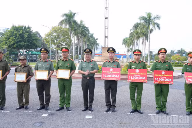 Thiếu tướng Lâm Phước Nguyên, Giám đốc Công an tỉnh trao giấy khen và tiền thưởng cho các tập thể và cá nhân. (Ảnh: TRỌNG TÍN)