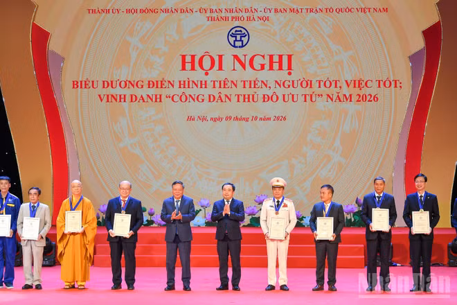 Bí thư Thành ủy Hà Nội Trần Đức Thắng và Phó Bí thư Thành ủy Hà Nội Nguyễn Văn Phong trao Bằng chứng nhận, vinh danh 9 "Công dân Thủ đô ưu tú" năm 2026. 