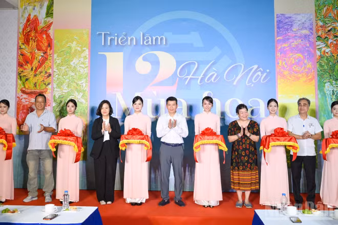 Các đại biểu thực hiện nghi thức cắt băng khai mạc triển lãm.