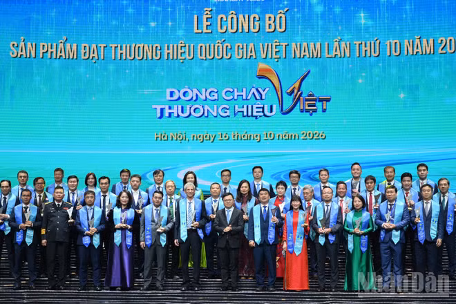 Đồng chí Lê Quốc Minh, Ủy viên Trung ương Đảng, Tổng Biên tập Báo Nhân Dân, Phó Trưởng Ban Tuyên giáo Trung ương, Chủ tịch Hội Nhà báo trao biểu trưng cho đại diện các doanh nghiệp được vinh danh tại Lễ công bố sản phẩm đạt Thương hiệu quốc gia Việt Nam lần thứ 10 năm 2026.