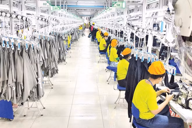 Sản xuất mặt hàng may mặc xuất khẩu tại một công ty Trung Quốc, 100% vốn nước ngoài đóng tại Khu công nghiệp Đông Nam, xã Bình Mỹ.