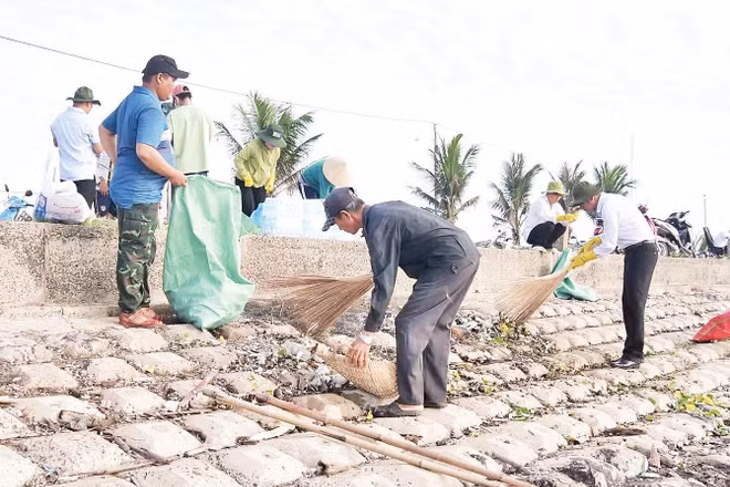 Cán bộ và người dân các xã ven biển của tỉnh Đồng Tháp tập trung vệ sinh môi trường.