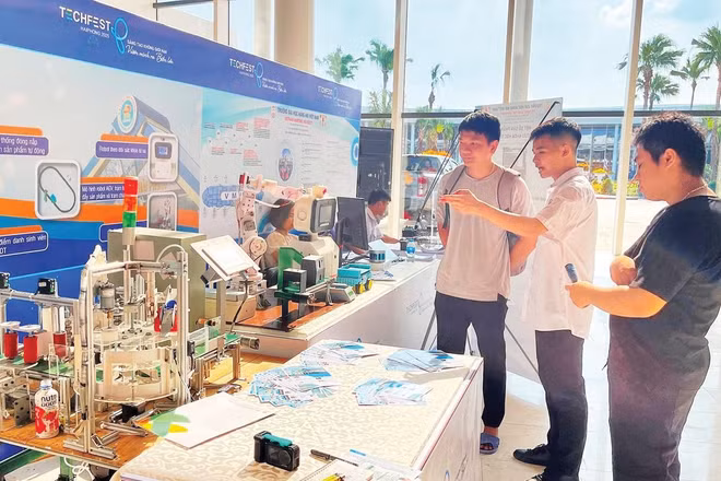 Trưng bày sản phẩm khoa học, công nghệ tại Techfest Hải Phòng 2025.