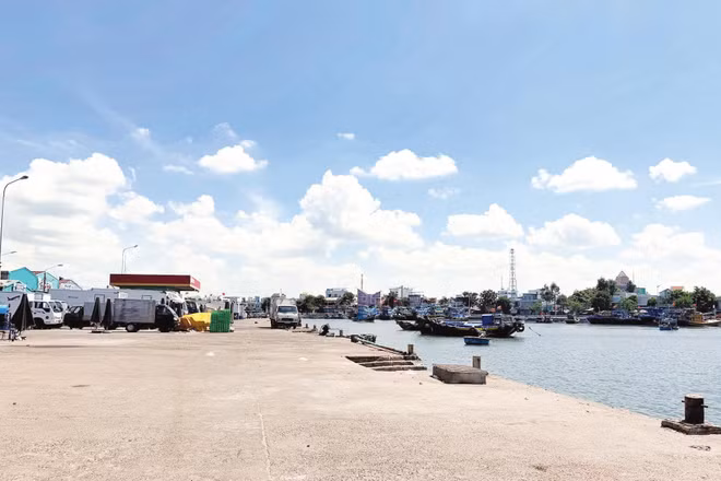 Cảng cá Phan Thiết được vệ sinh thường xuyên trong ngày.