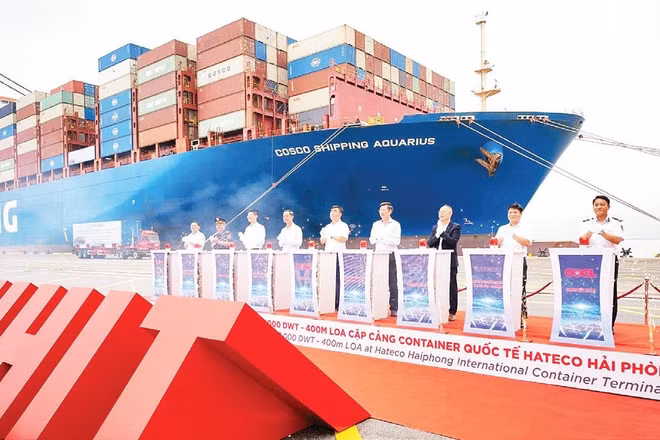Siêu tàu COSCO SHIPPING AQUARIUS dài 400m, tải trọng 197.087 DWT cập cảng Hateco Hải Phòng.