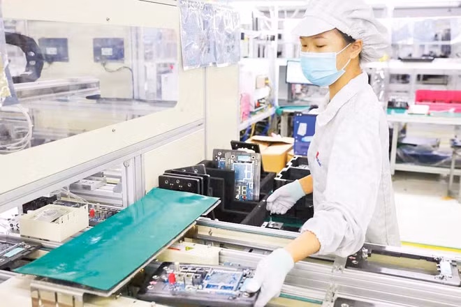 Sản xuất linh kiện điện tử trong doanh nghiệp FDI tại Khu công nghiệp Vân Trung, Bắc Ninh.