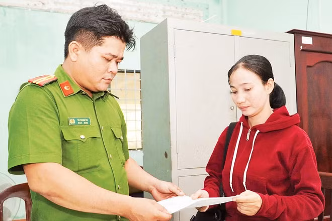 Lực lượng công an hướng dẫn người dân kích hoạt và tích hợp thông tin, dữ liệu trên ứng dụng VNeID mức 2.