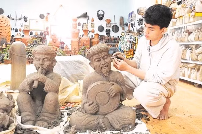 Ngày càng có nhiều thanh niên người Chăm quay lại học nghề truyền thống.