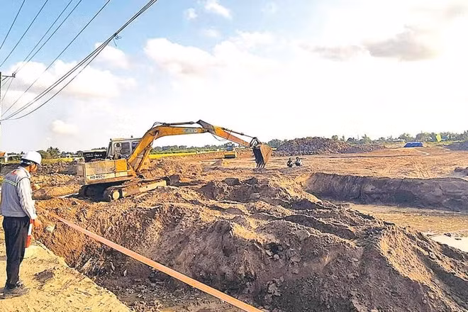 Đơn vị thi công đang đẩy nhanh tiến độ thi công đường dẫn kết nối đường 827E (Quốc lộ 50B) kết nối Thành phố Hồ Chí Minh-Tây Ninh-Đồng Tháp.
