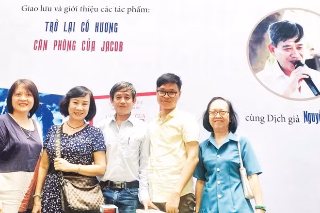 Nhà văn công an Võ Chí Nhất (thứ hai từ phải qua) và các bạn văn.