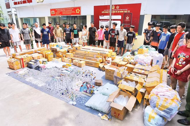 Các đối tượng cùng các tang vật trong một vụ án bị Công an Thành phố Hồ Chí Minh bóc gỡ.