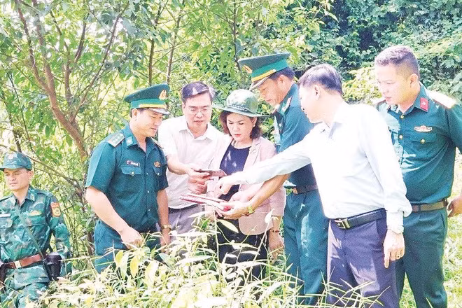 Lực lượng Bộ đội Biên phòng cùng Ban Chỉ đạo Công tác biên giới thành phố Đồng Nai khảo sát khu vực biên giới thuộc địa phận xã Lộc Tấn.