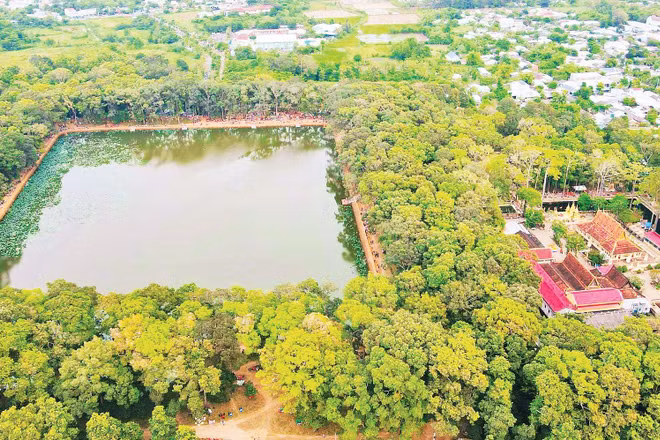 Làng văn hóa du lịch Khmer Trà Vinh tại phường Nguyệt Hóa, tỉnh Vĩnh Long thu hút đông đảo du khách đến trải nghiệm các hoạt động văn hóa, lễ hội.