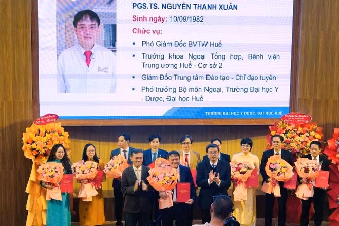 Tân Phó Giáo sư, Tiến sĩ Nguyễn Thanh Xuân, Phó Giám đốc Bệnh viện Trung ương Huế đón nhận quyết định tại lễ công bố.