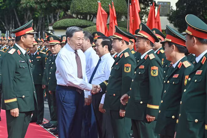 Tổng Bí thư Tô Lâm với cán bộ, sĩ quan Quân đoàn 12 (Bộ Quốc phòng). (Ảnh: ĐĂNG KHOA)