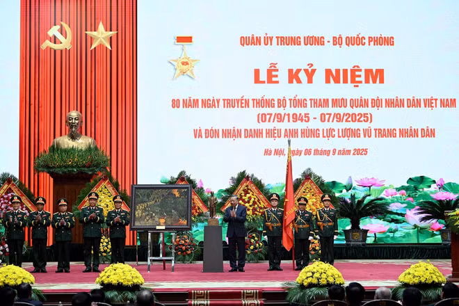 Tổng Bí thư Tô Lâm trao danh hiệu Anh hùng Lực lượng vũ trang nhân dân cho Bộ Tổng Tham mưu Quân đội nhân dân Việt Nam. (Ảnh: DUY LINH)