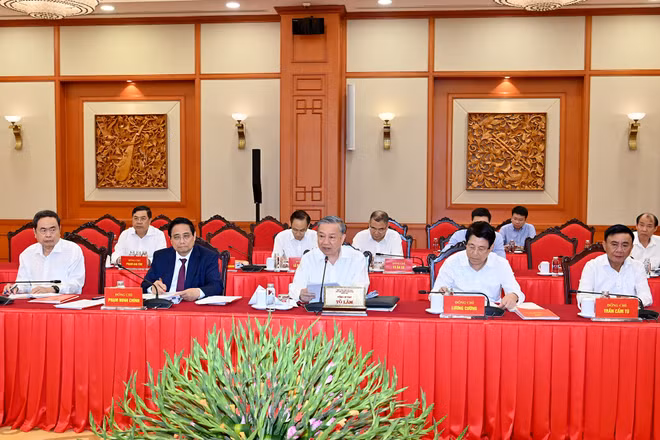 Tổng Bí thư Tô Lâm và các đồng chí lãnh đạo Đảng, Nhà nước chủ trì buổi làm việc với Ban Thường vụ Quân ủy Trung ương. (Ảnh: ĐĂNG KHOA)