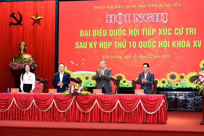 Tổng Bí thư Tô Lâm và đại biểu Đoàn đại biểu Quốc hội tỉnh Hưng Yên tại hội nghị tiếp xúc cử tri. (Ảnh: ĐĂNG KHOA)