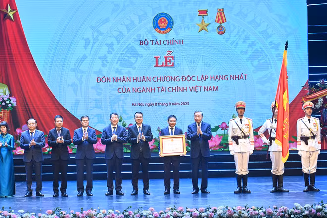 Tổng Bí thư Tô Lâm trao Huân chương Độc lập hạng Nhất tặng ngành tài chính. (Ảnh: ĐĂNG KHOA)