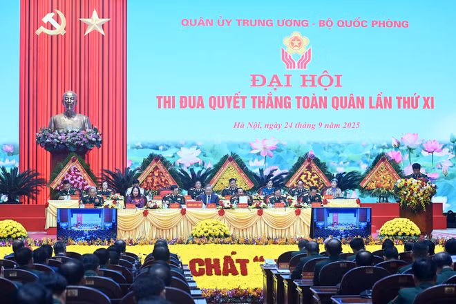 Đoàn Chủ tịch Đại hội Thi đua Quyết thắng toàn quân lần thứ XI. (Ảnh: ĐĂNG KHOA)