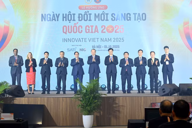 Tổng Bí thư Tô Lâm, Thủ tướng Chính phủ Phạm Minh Chính và các đại biểu thực hiện nghi thức phát động Ngày hội Đổi mới sáng tạo quốc gia 2025. (Ảnh: ĐĂNG KHOA)