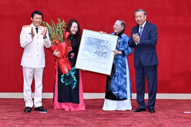 Tổng Bí thư Tô Lâm, Bộ trưởng Công an Lương Tam Quang tặng hoa và quà cho đại diện gia đình đồng chí cố Bộ trưởng, Thượng tướng Bùi Thiện Ngộ. (Ảnh: ĐĂNG KHOA)