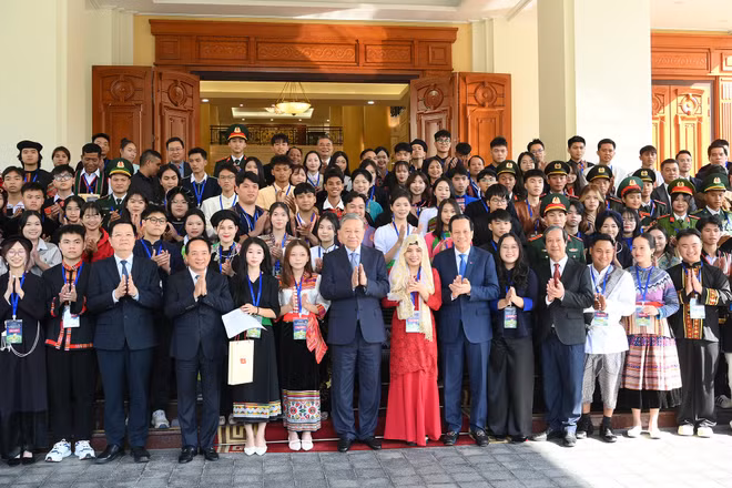 Tổng Bí thư Tô Lâm với đại biểu và học sinh, sinh viên, thanh niên dân tộc thiểu số xuất sắc, tiêu biểu. (Ảnh: Đăng Khoa)