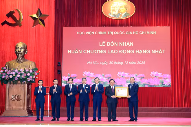 Tổng Bí thư Tô Lâm trao Huân chương Lao động hạng Nhất tặng Học viện Chính trị Quốc gia Hồ Chí Minh. (Ảnh ĐĂNG KHOA)
