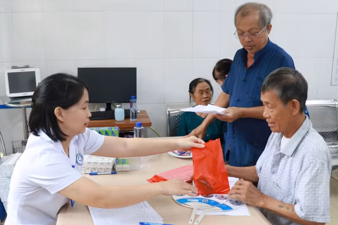 Cấp thuốc miễn phí cho người có công và thân nhân liệt sĩ trên địa bàn phường Thiên Trường, tỉnh Ninh Bình. (Ảnh: NGUYỄN LÀNH)