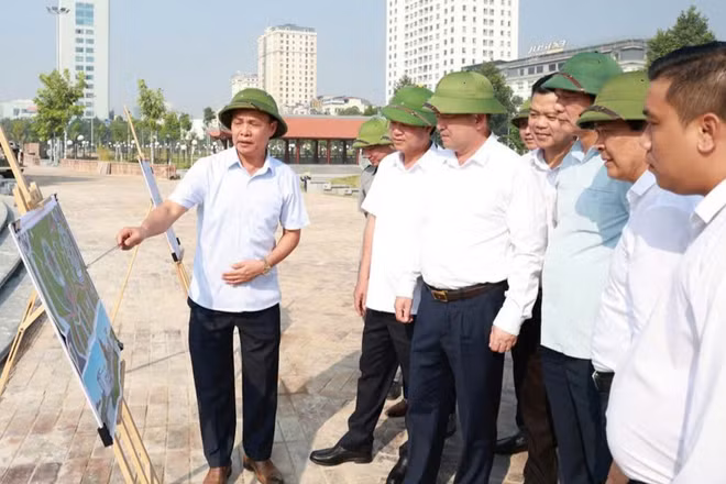 Lãnh đạo tỉnh Bắc Ninh kiểm tra các hạng mục tại Dự án đầu tư xây dựng hạ tầng kỹ thuật và các công trình phụ trợ Công viên Văn Miếu tại phường Võ Cường và phường Kinh Bắc. (Ảnh: T.D)