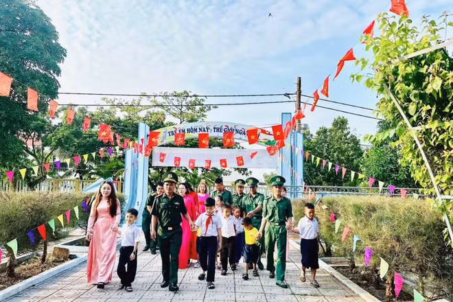 Không khí vui tươi trong ngày khai giảng tại trường Mầm non-Tiểu học Hoa Phong Ba, đặc khu Cồn Cỏ. (Ảnh: HOÀNG DUYÊN)