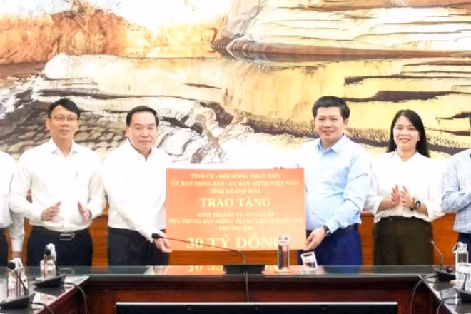 Các đồng chí lãnh đạo tỉnh Khánh Hòa (bên trái) trao bảng tượng trưng 30 tỷ đồng nâng cấp Nhà trưng bày hiện vật lịch sử Đoàn 559-Bộ đội Trường Sơn cho lãnh đạo tỉnh Quảng Trị. (Ảnh: HG)
