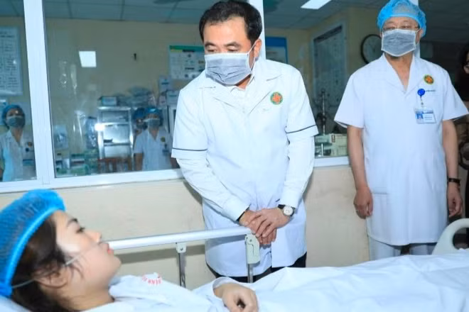 Bí thư Thành ủy Hà Nội thăm hỏi sức khỏe nạn nhân vụ cháy đang được điều trị tại bệnh viện. (Ảnh THÁI QUANG)