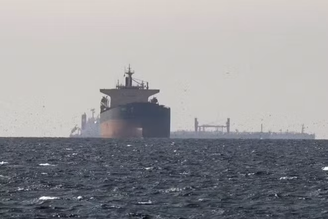 Tàu thương mại tại eo biển Hormuz, ngày 20/6/2026. (Ảnh: THX/TTXVN)
