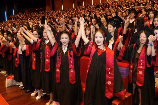 Sinh viên đại học trong Lễ tốt nghiệp. (Ảnh: FTU)