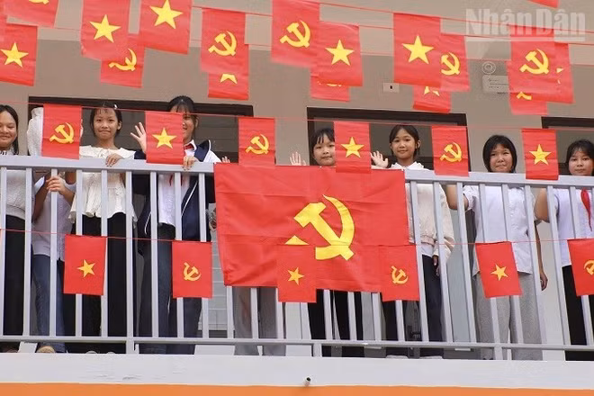 Học sinh Trường phổ thông nội trú tiểu học và trung học cơ sở Sam Mứn vui mừng được học trong ngôi trường mới vừa được đầu tư xây dựng khang trang, hiện đại. (Ảnh: LÊ LAN)