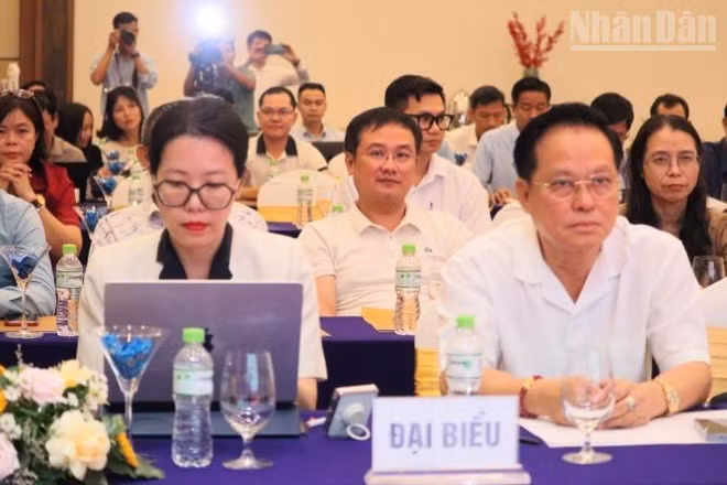 Các đại biểu tham dự hội nghị. (Ảnh: VŨ TÂN)