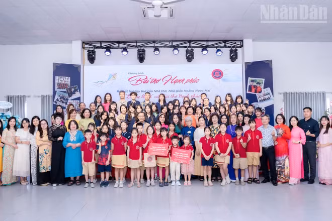 Các em học sinh và đại biểu, nghệ sĩ tham dự chương trình.