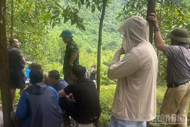 Chính quyền xã cùng lực lượng chức năng và người dân đã kịp thời đưa 3 người mắc kẹt trong hang Rút về nhà an toàn.