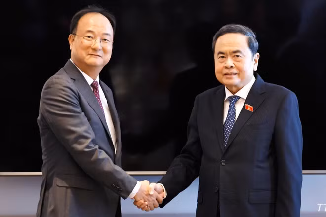 Chủ tịch Quốc hội Trần Thanh Mẫn tiếp ông Moon Hyuk-soo, Giám đốc điều hành LG Innotek, thuộc Tập đoàn LG. (Ảnh: Doãn Tấn/TTXVN)