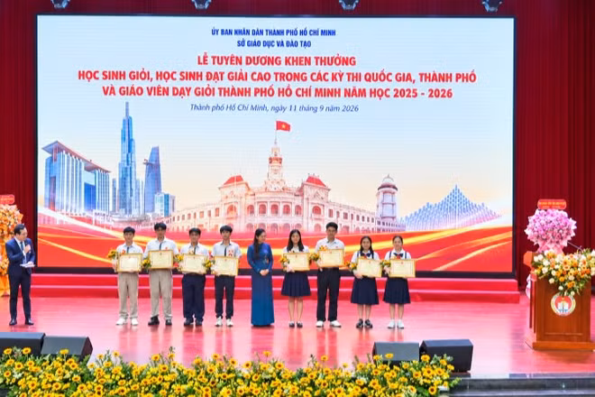 Khen thưởng học sinh giỏi, học sinh đạt giải cao trong các kỳ thi quốc gia, Thành phố Hồ Chí Minh và giáo viên dạy giỏi năm học 2025-2026. (Ảnh: CAO TÂN)